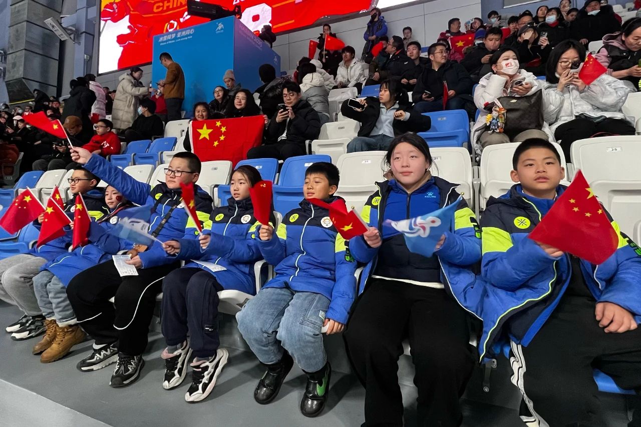 千亿国际公益圆梦希望学子观看亚冬会冰球赛事